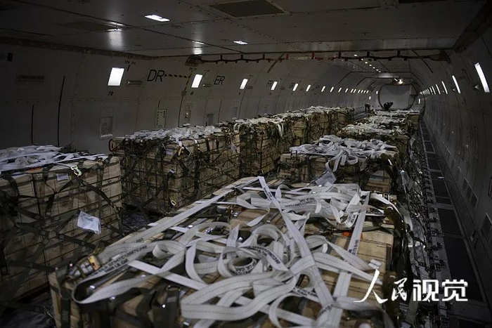 当地时间2022年2月28日，美国特拉华州，当地准备运往乌克兰的军事装备。图源：人民视觉