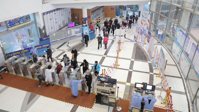 疫情期间医院坚持门诊血透、门诊放化疗，保障重、大疾病患者的就医需求。