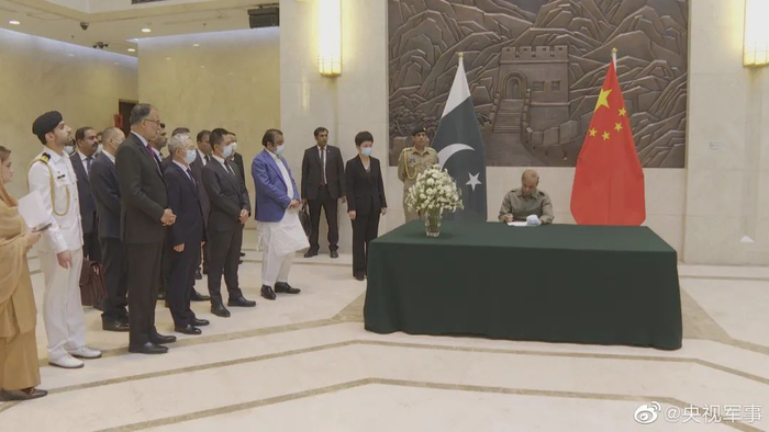 巴基斯坦新任总理夏巴兹·谢里夫赴中国驻巴使馆，悼念遇难者。