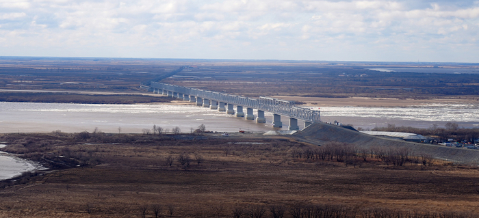 当地时间2022年4月27日，中俄同江-下列宁斯阔耶界河铁路桥全景。