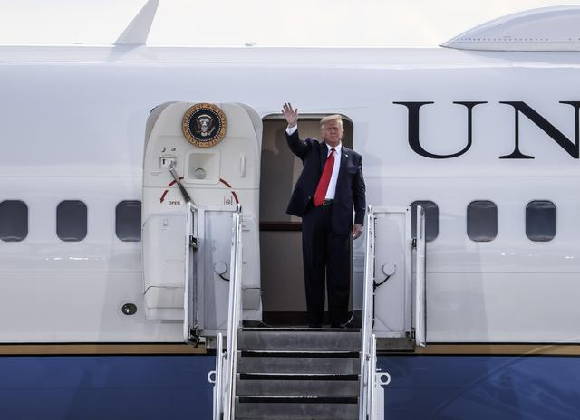 2020年8月，时任美国总统特朗普乘坐“空军一号”出行 图自澎湃影像 
