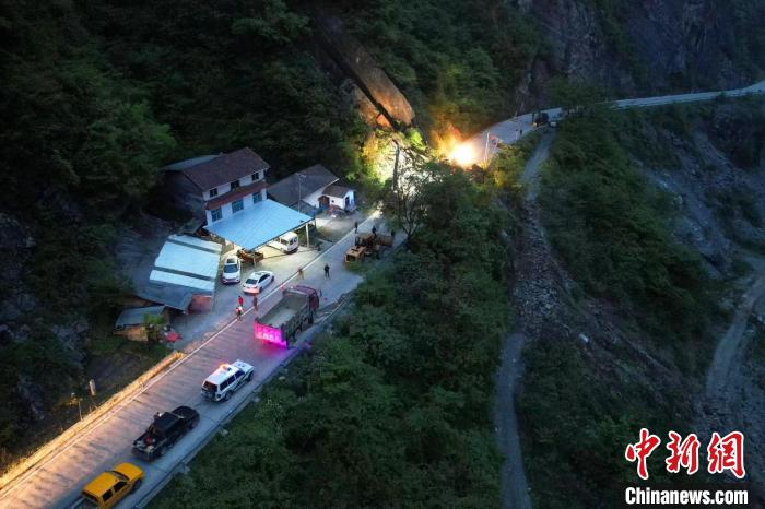 多部门连夜处置险情。　陈鹄 摄