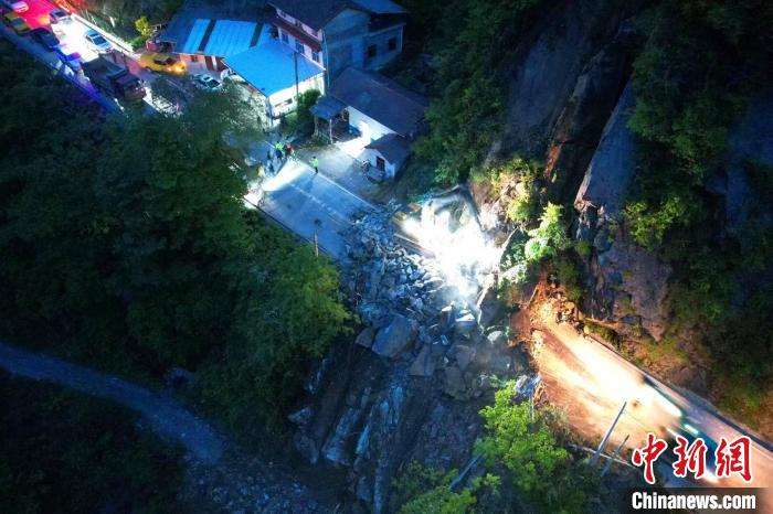 多部门连夜处置险情。　陈鹄 摄