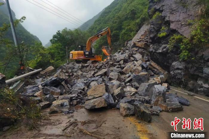 长阳公路部门全力开展塌方清理工作。　陈鹄 摄