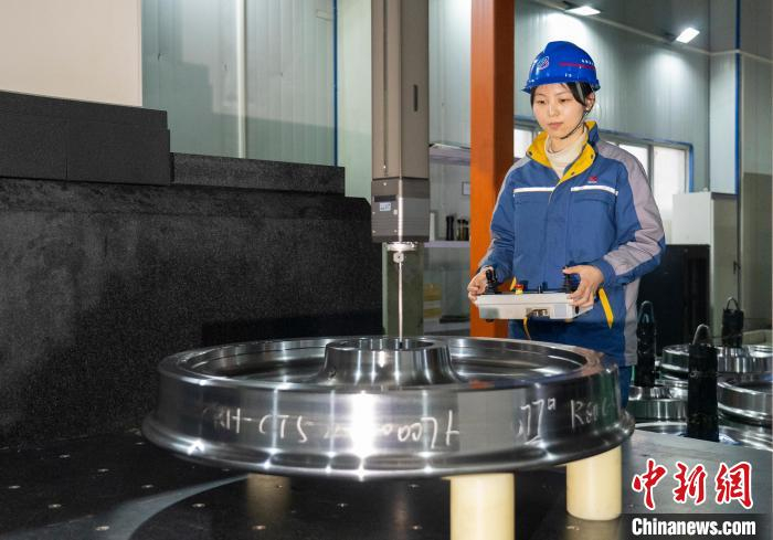 工作人员对高铁车轮进行三坐标全尺寸测量。　许然 摄