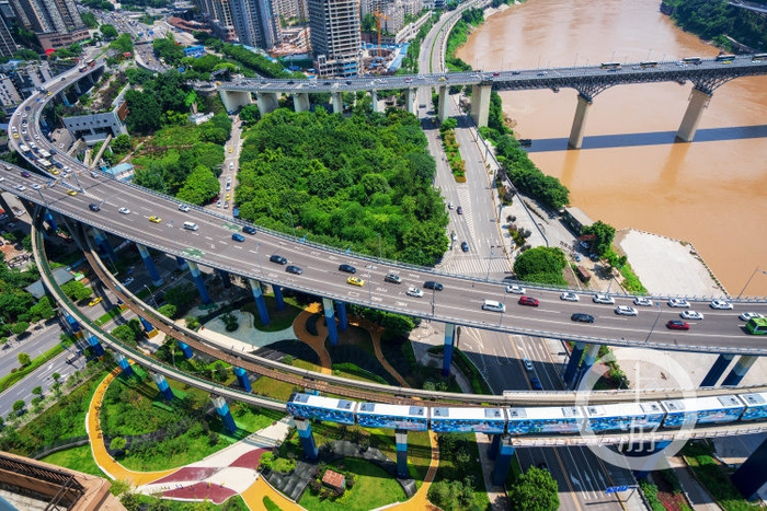 ▲江北渝澳大桥下社区游园