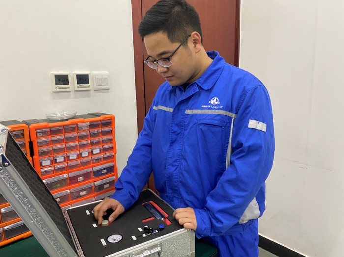 胡兴盛在进行设备维护。中国航天科工集团二院283厂供图