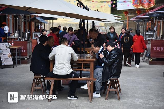 游客们在沙县小吃第一村俞邦村“寻根追味”