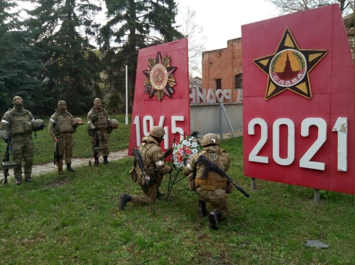 在攻占伊祖姆后，俄罗斯士兵在当地缅怀伟大卫国战争阵亡将士