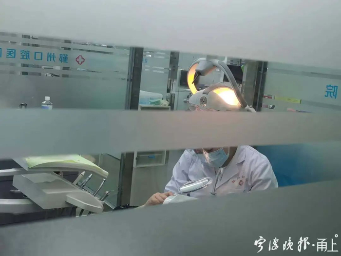 医生在为患者做口腔治疗。