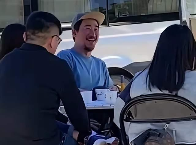 张国立儿子张默现身北京,在街头玩儿滑板,身形宽厚打扮朴素
