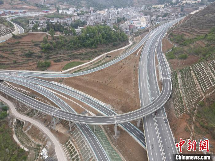航拍镇赫高速公路。　贵州赫镇高速公路建设有限公司供图