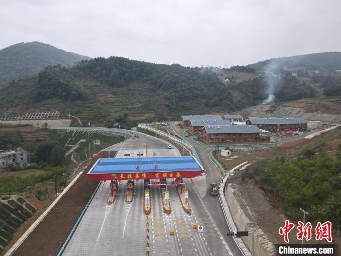 航拍镇赫高速公路。　贵州赫镇高速公路建设有限公司供图