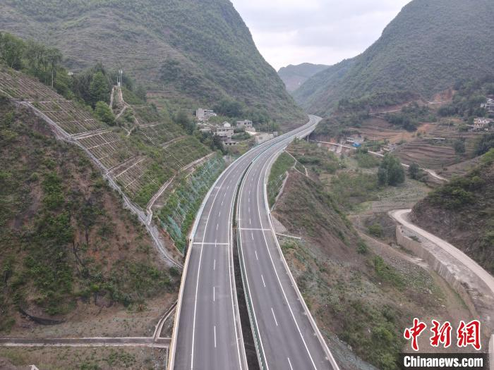 航拍镇赫高速公路。　贵州赫镇高速公路建设有限公司供图