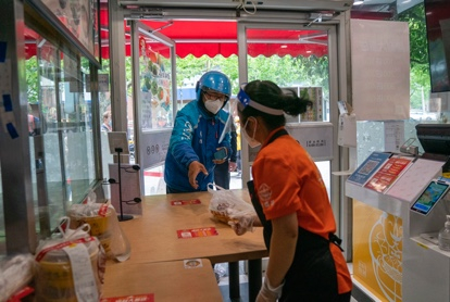 外卖骑手在老盛昌门店取外卖订单。 孟雨涵 摄&nbsp;