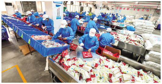 在广西中柳食品科技有限公司生产车间，工人在生产线上包装螺蛳粉（4月10日摄）。新华社记者黄孝邦摄