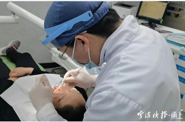 医生在为患者做口腔治疗。