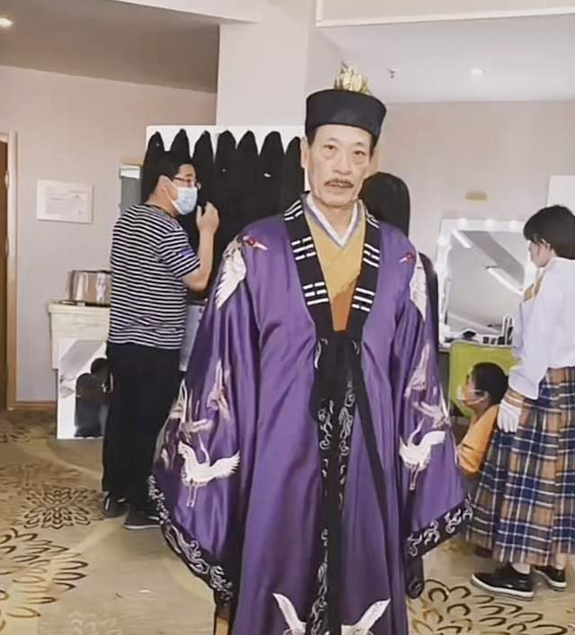 钟发新电影形象曝光!身穿道袍手拿关公刀,英姿丝毫不输林正英|钟发|林正英|关公刀_新浪新闻