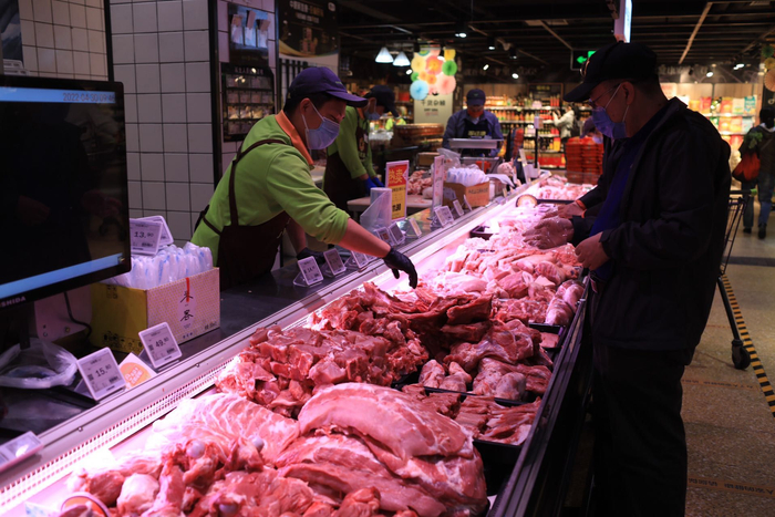 市民在选购肉类食品。新京报记者 浦峰 摄