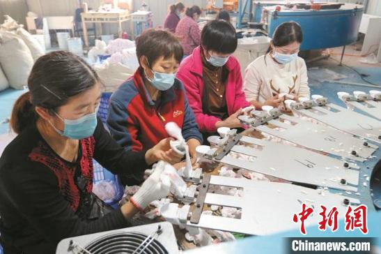 以琳服装入驻临涣镇临南村扶贫车间，带动当地群众就业。　万善朝 摄