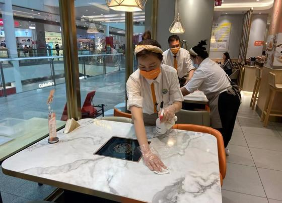 图为呷哺呷哺门店执行消毒作业