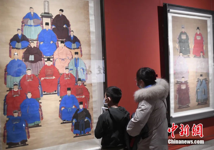 一幅家族传承主题的明代画像吸引参观者。中新社记者 满会乔 摄