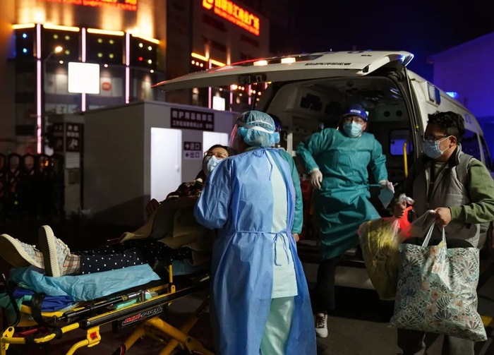 ▲4月1日晚，在上海国际和平妇幼保健院的急诊室外，一名孕妇被抬下救护车。新华社记者 袁全 摄