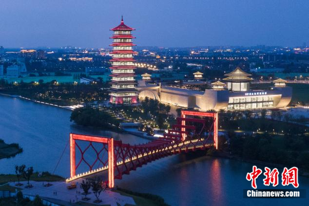 中国大运河博物馆流光溢彩。中新社记者 泱波 摄