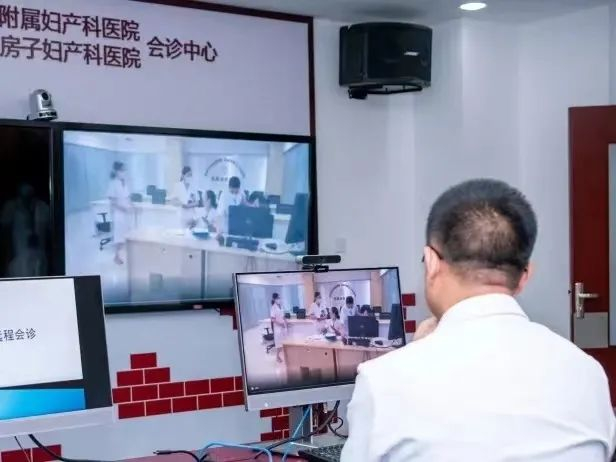 ▲妇产科医生在参加远程会诊。图片来源：复旦大学附属妇产科医院官方微信公众号