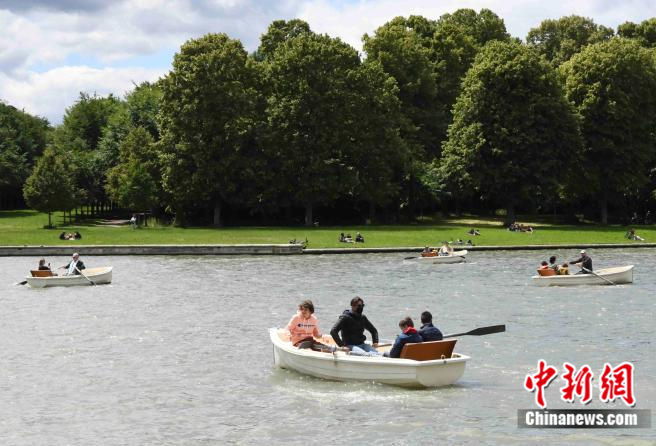 民众在法国凡尔赛宫的大运河中泛舟。中新社记者 李洋 摄