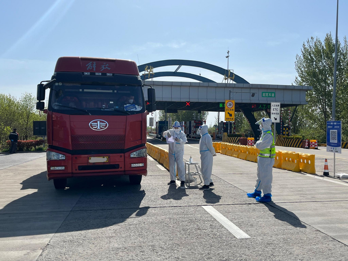 4月23日，山东青岛华山收费站，工作人员对卡车进行盘查。新京报记者 杜寒三 摄