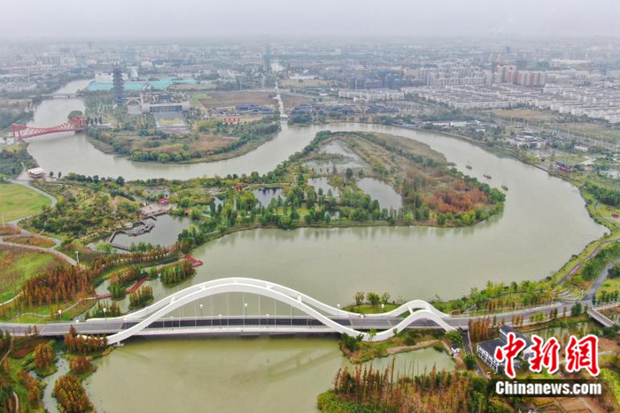航拍江苏扬州运河三湾风景区。中新社记者 泱波 摄