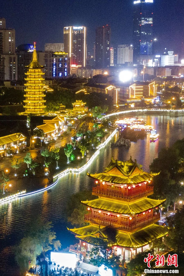 京杭大运河江苏段夜景。中新社记者 泱波 摄