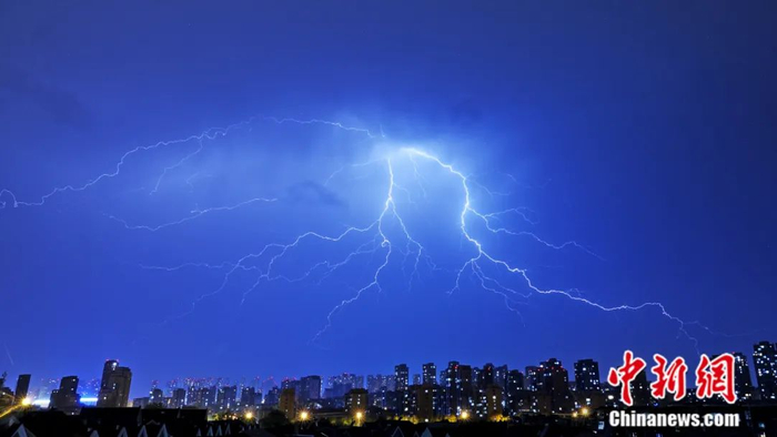 雷电天气中的城市。中新社发 刘德斌 摄