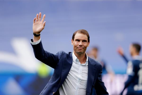 纳达尔向伯纳乌的观众挥手致意。