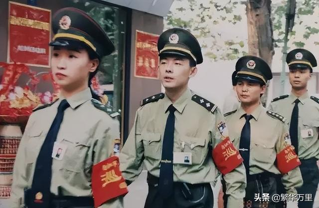 中国警察队伍,换发了8种警服,1995年,为何撤销领章?|清朝|建国|肩章|警衔|72式_新浪新闻