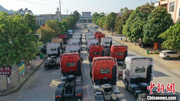 重型卡车“大军”在水口口岸等待通关。　农基椿 摄