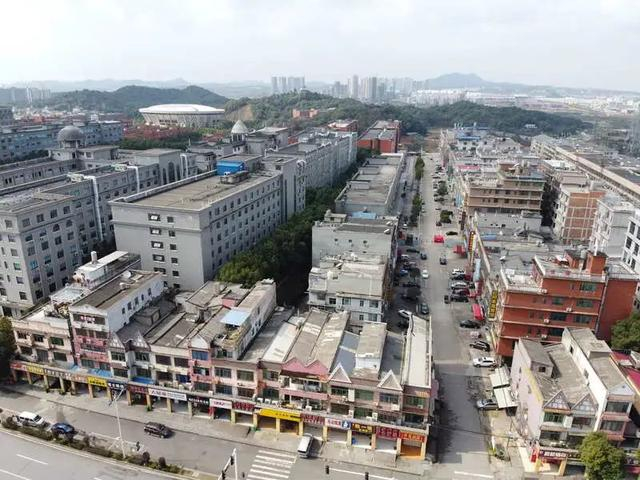 △图为人大代表拍摄的当地自建房随意加层的情况。 