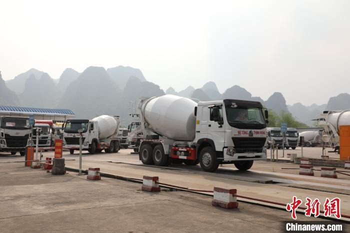 重型卡车正在进行各项查验工作。　罗锦童 摄