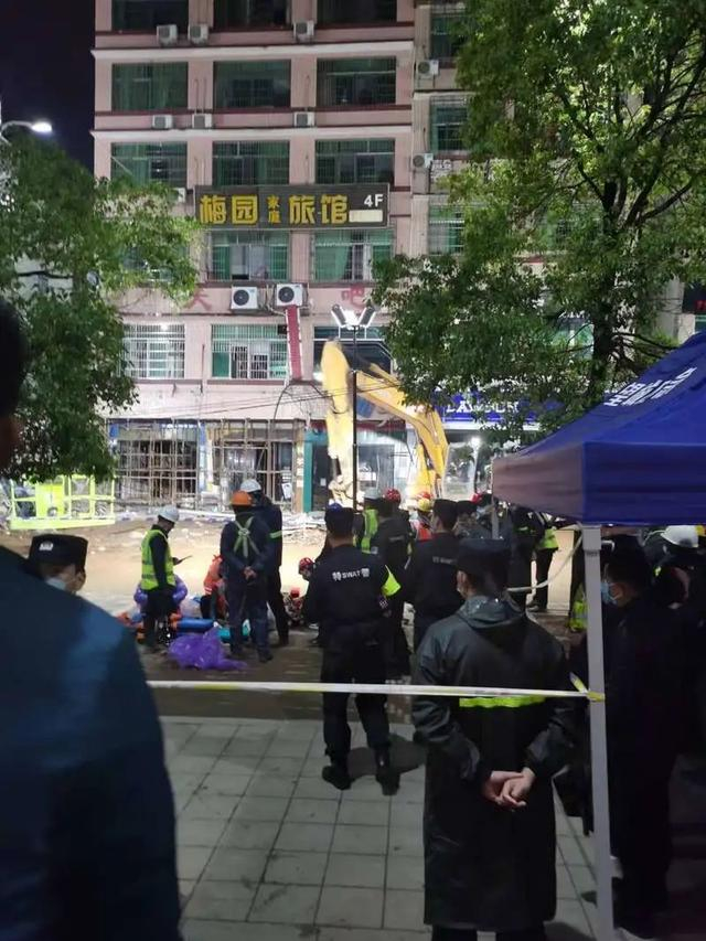 △图为救援现场。 （来源：中国青年报摄影：洪克非） 