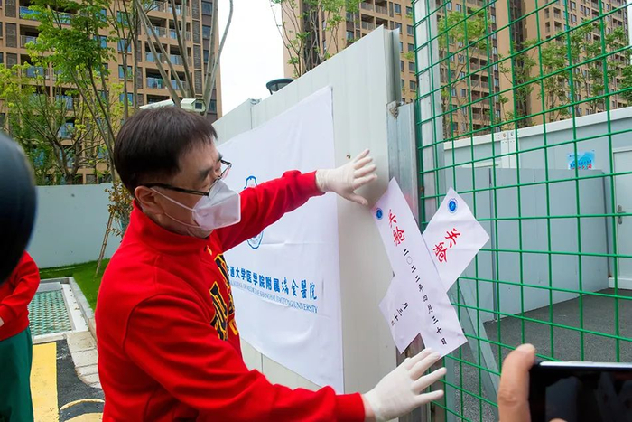 宁光为嘉荷新苑方舱的大门贴上封条。本文图片均为瑞金医院提供