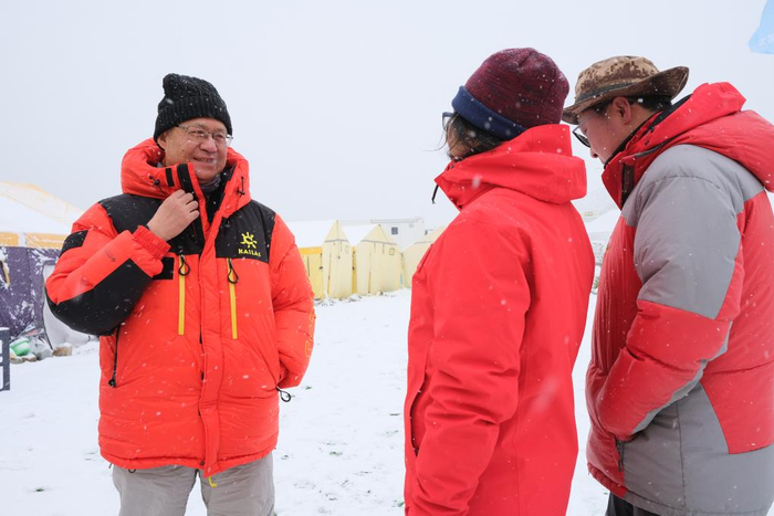 　　朱彤院士（左一）正在和科研人员交谈（2022年5月1日摄）。新华社记者 孙非 摄