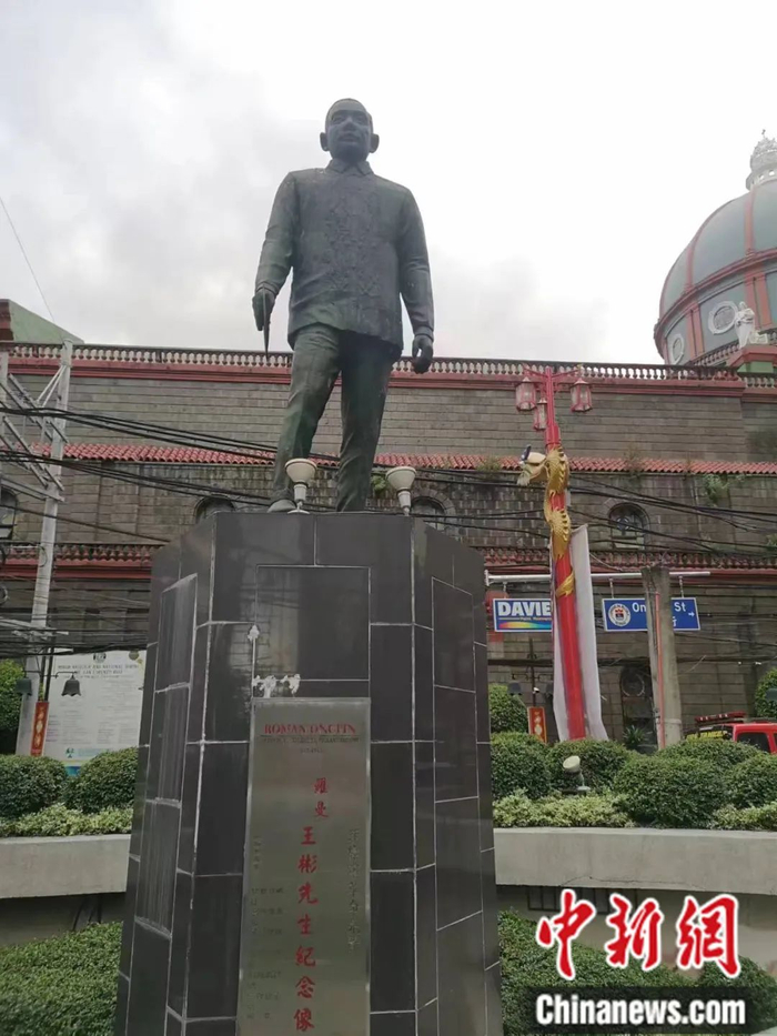 马尼拉教堂广场屹立的王彬塑像。受访者供图