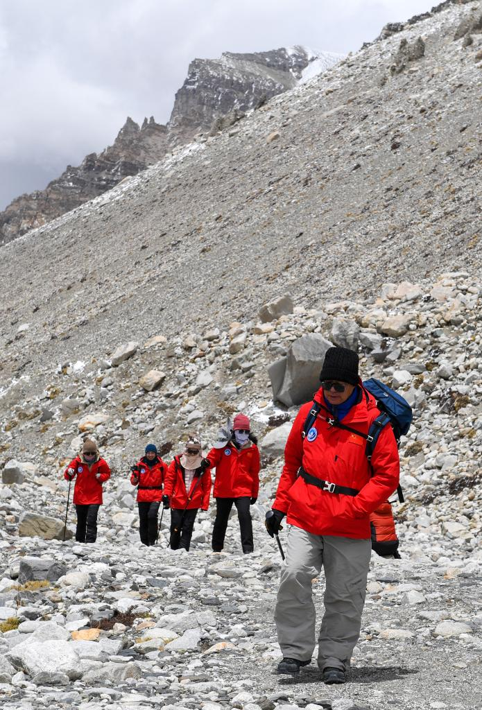 　　朱彤院士（右一）率领队伍在绒布冰川附近进行拉练。（2022年5月1日摄）新华社记者姜帆 摄