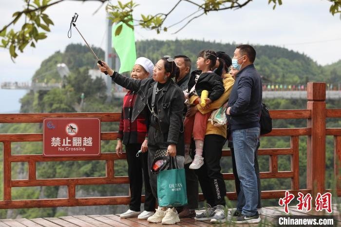 游客在景区内自拍合影。　瞿宏伦 摄