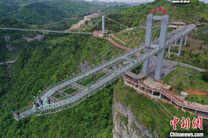 航拍游客在景区“世界最长的悬挑空中玻璃走廊”游玩。　瞿宏伦 摄