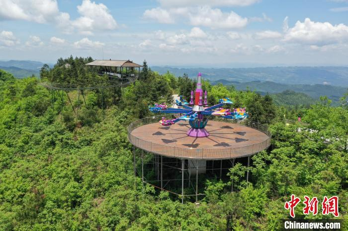 航拍游客在体验景区里的游乐设施。　瞿宏伦 摄