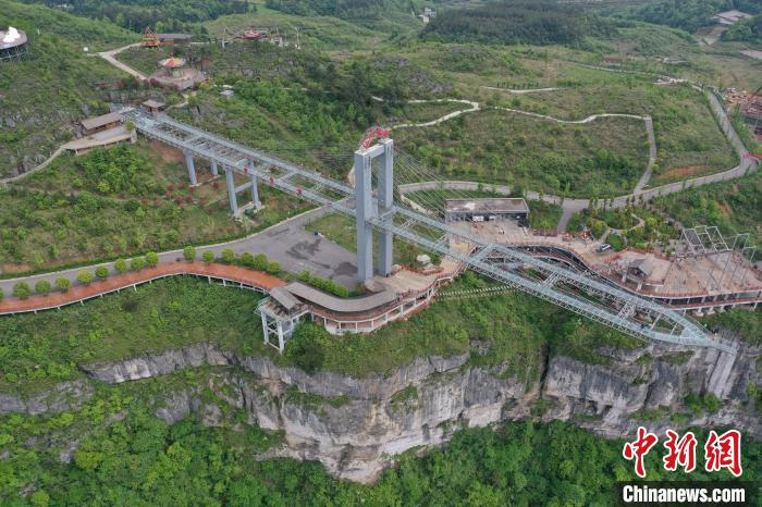 航拍游客在景区“世界最长的悬挑空中玻璃走廊”游玩。　瞿宏伦 摄