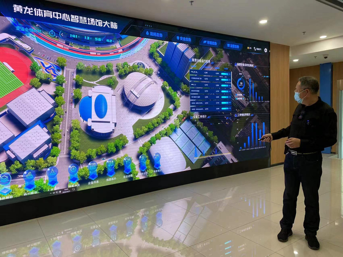 宋海强在介绍智慧场馆系统。受访者供图