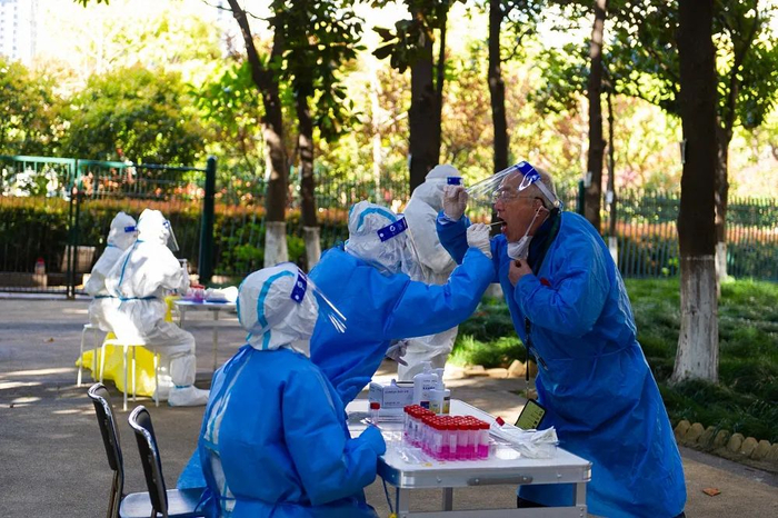 2022年4月4日上午，医护人员为志愿者进行核酸采样。资料图。